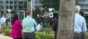 مرد عنکبوتی پنجرهها را پاک میکند