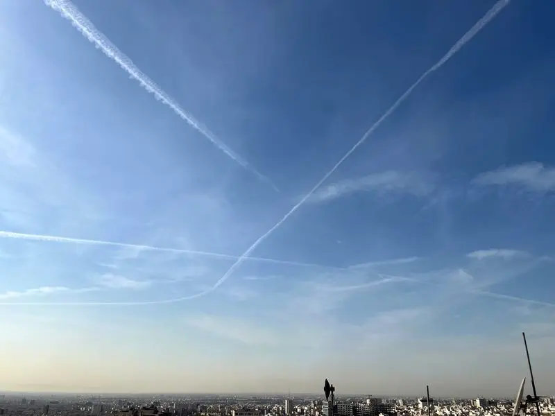 خطوط مرموز در آسمان تهران / رد موشک یا هواپیما؟