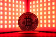 نشانه‌های منفی در ساختار قیمت بیت کوین و فشار بازار مشتقات